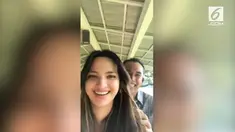 Nia merekam sebuah video tentang reaksinya saat sang suami melirik wanita lain.