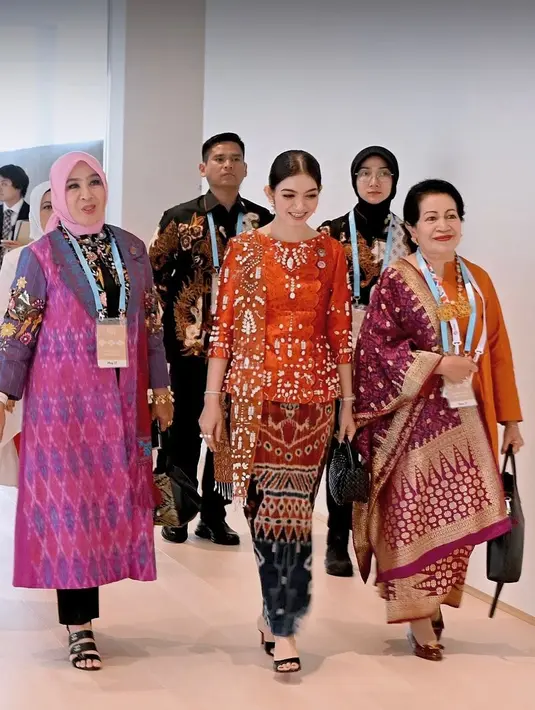 Kebaya rancangan Mel Ahyar ini berhasil mengelevansi keindahan wastra.  (Foto: Instagram/ Selvi Ananda)