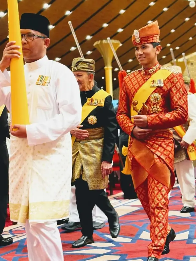 6 Gaya Serasi Pangeran Abdul Mateen dan Anisha Rosnah Dibalut Baju Pengantin Tradisional Sepangadak Merah di Prosesi Istiadat Berbedak