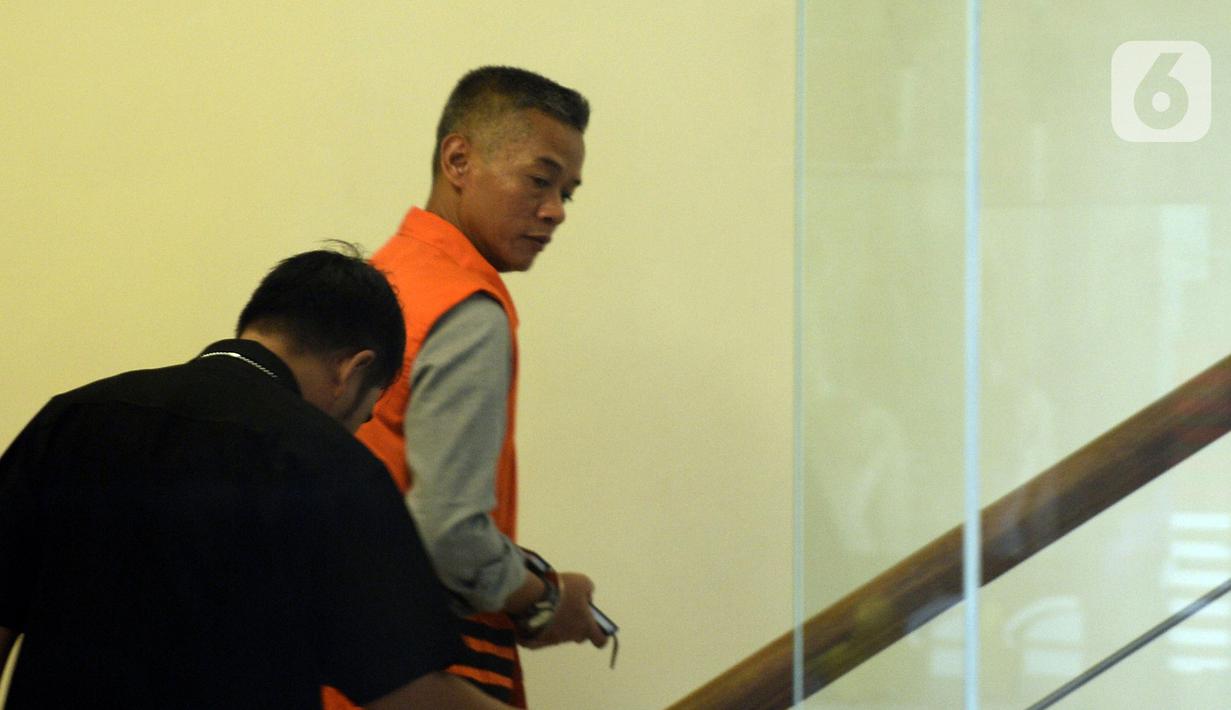 Mantan Komisioner KPU Wahyu Setiawan (kanan) bersiap menjalani pemeriksaan lanjutan penyidik di Gedung KPK, Jakarta, Selasa (17/3/2020). Wahyu Setiawan diperiksa sebagai tersangka terkait kasus dugaan penerimaan hadiah atau janji penetapan anggota DPR Terpilih 2019-2024. (merdeka.com/Dwi Narwoko)