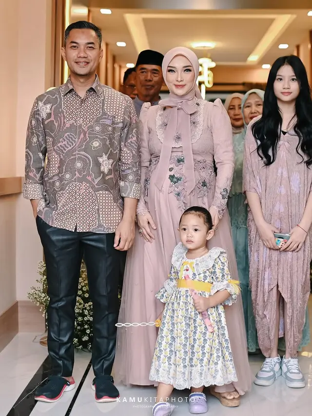 Zaskia Gotik Hamil Lagi
