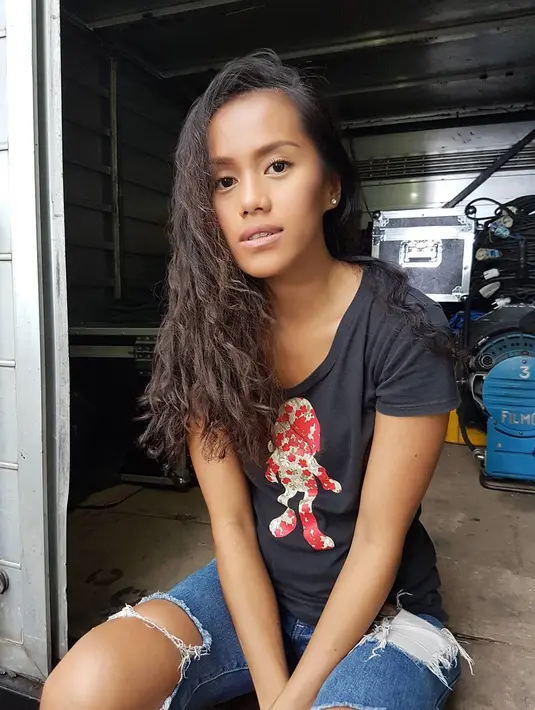 Soal video tersebut muncul anggapan bahwa itu hanya sekedar gimmick untuk mendongkrak popularitas dari film horror yang dibintangi Lia Waode. Memang, video tersebut diambil di lokasi syutingnya. (Instagram/cqawaode)