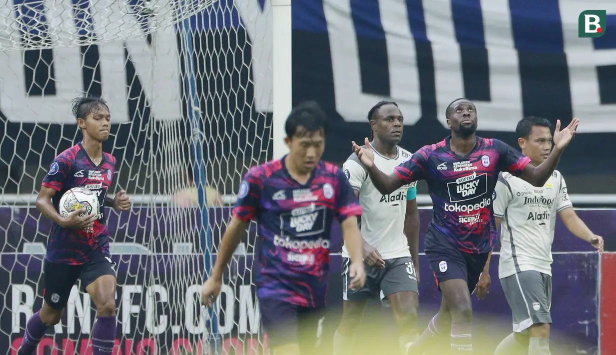 <p>Pemain RANS Nusantara FC, Yanis Mbombo Lokwa (kedua kanan) melakukan selebrasi usi mencetak gol ke gawang Persib Bandung pada laga pekan ke-25 BRI Liga 1 2022/2023 di Stadion Pakansari, Bogor, Minggu (19/2/2023). (Bola.com/M Iqbal Ichsan)</p>