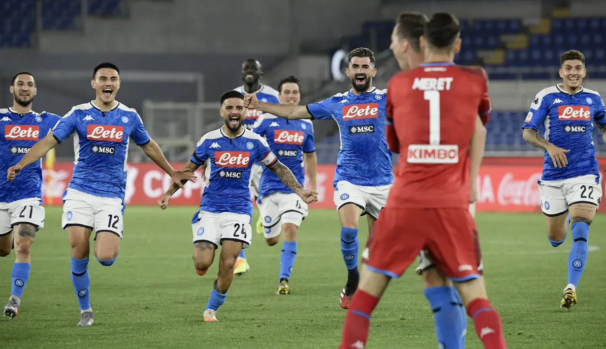 Pemain Napoli Matteo Politano (kiri) bersama rekan-rekannya merayakan gol kemenangan atas Juventus pada final Coppa Italia di Olympic Stadium, Roma, Italia, Rabu (17/6/2020). Napoli menjadi juara Coppa Italia 2019-2020 setelah mengalahkan Juventus lewat drama adu penalti. (Filippo MONTEFORTE/AFP)