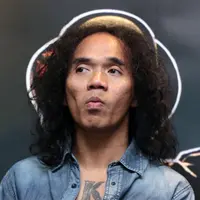 Dalam konser nanti, penyanyi 41 tahun itu juga akan berkolaborasi dengan grup musik tersebut. Tidak hanya itu, ia juga akan membawakan lagu milik grup yang digawangi oleh, Kaka, Bimbim, Ridho dan Ivanka. (Deki Prayoga/Bintang.com)
