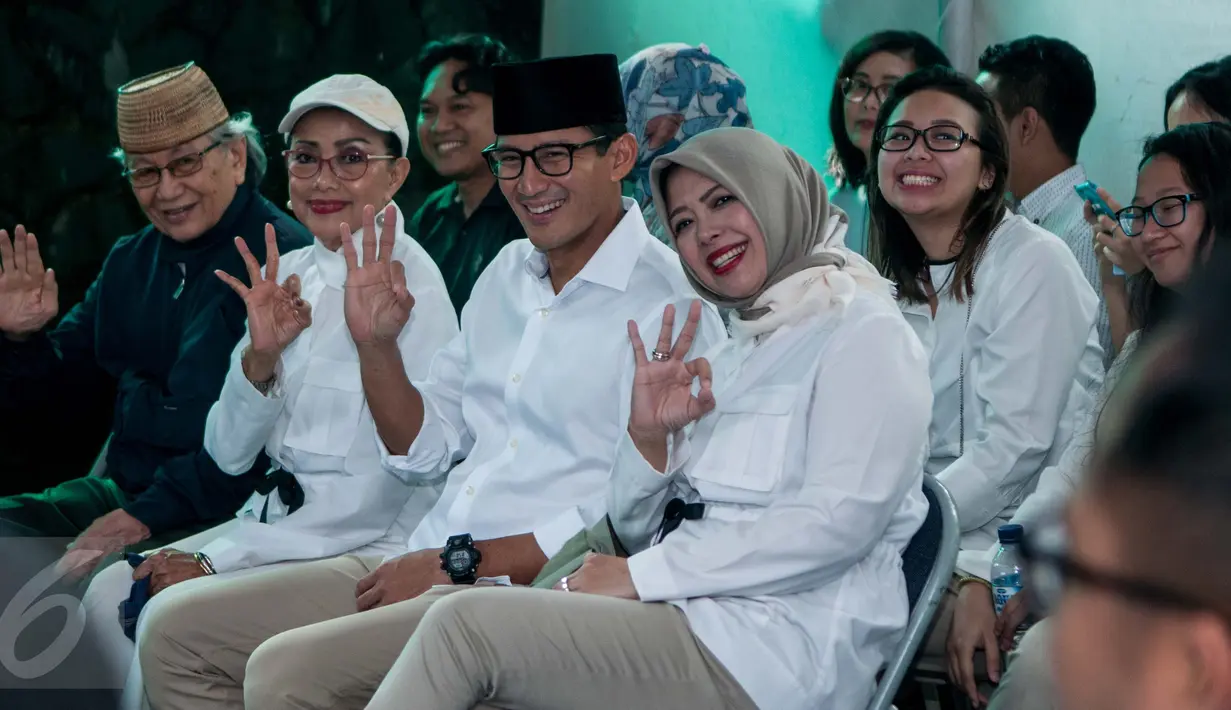 Cawagub DKI Sandiaga Uno bersama istrinya menunggu giliran untuk mencoblos di TPS 01 Kelurahan Selong, Jalan Daha 4, Kebayoran Baru, Jakarta Selatan, Rabu (15/2). Sandiaga Uno juga datang ke TPS bersama kedua orang tuanya. (Liputan6.com/Gempur M Surya)