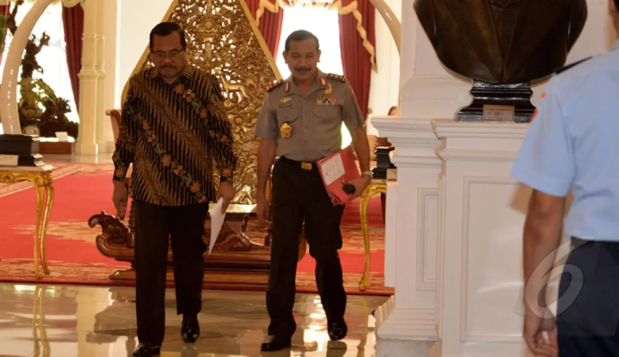 Kapolri Komjen Badrodin Haiti (kanan) saat akan menemani Presiden Joko Widodo melakukan konferensi pers di Istana Merdeka, Jakarta, Rabu (25/2/2015). (Liputan6.com/Faizal Fanani)