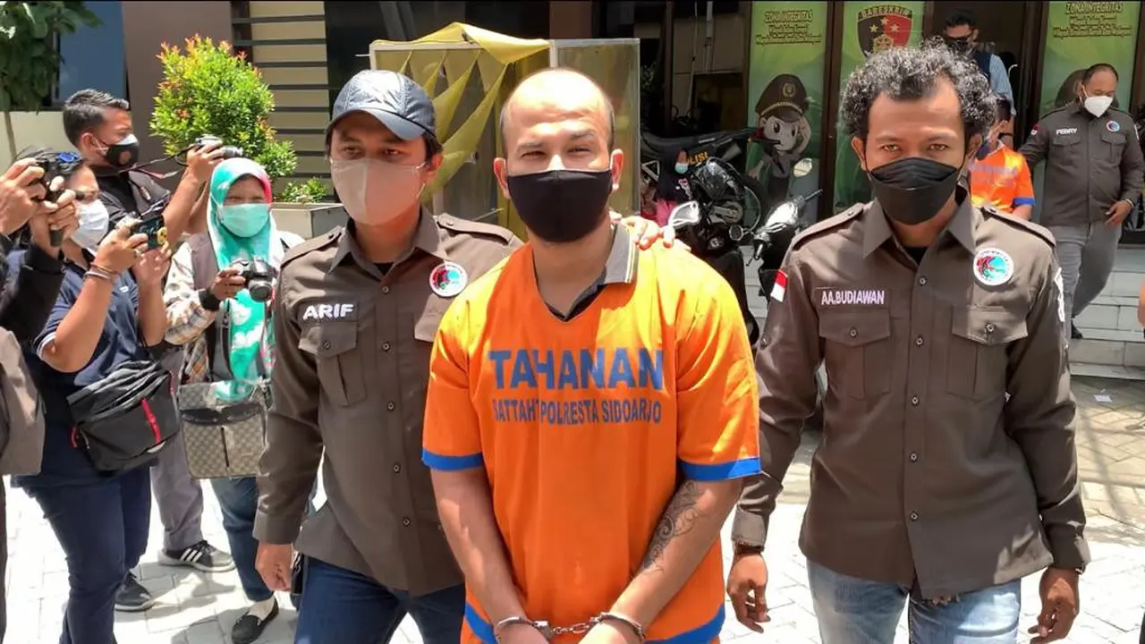 Polresta Sidoarjo menangkap buroran imigrasi Khaled WM Owda (28). (Dian Kurniawan/Liputan6.com)