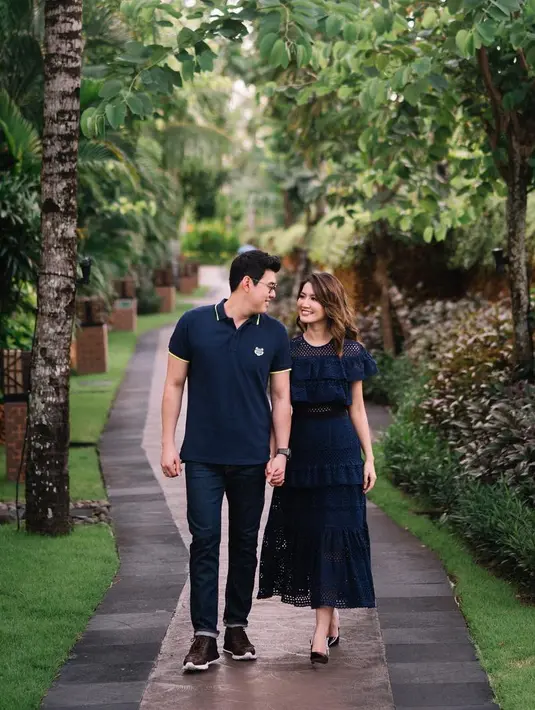 "Alhamdulillah karena setiap kali kita masukkin visa selalu diterima. Jadi itu kabar baiknya. Hasil dari honeymoon alhamdulillah suami saya happy saya juga happy. Jadi akhirnya kami honeymoon lagi," sambungnya. (Instagram/asty_ananta)