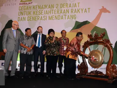 Menteri Koordinator Bidang Perekonomian, Darmin Nasution (kedua kanan) memukul gong tanda dibukanya Festival Iklim di Jakarta, Senin (1/2/2016). Festival ini merupakan sosialisasi untuk menjaga laju kenaikan suhu bumi. (Liputan6.com/Helmi Fithriansyah)