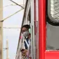 Penumpang berada di rel Kereta rel listrik (KRL) Jabodetabek rute Depok-Jatinegara yang mengalami anjlok di Stasiun Jatinegara, Jakarta Timur, Senin (30/10). Peristiwa itu berdampak keterlambatan perjalanan kereta lainnya. (Liputan6.com/Immanuel Antonius)