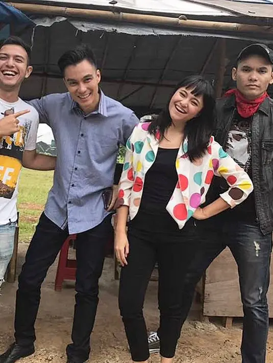 "Ada mantan pacar sm mantan suami yaa cha @marshanda99 .. jarang2 looh yg kaya gini," tulis echa.awalia16. "Mantan pacar dan mantan suami akur wkwkk," tulis akun llunastoretravel. (Instagram)