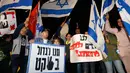 Warga berdemonstrasi menentang gencatan senjata dengan Hamas di Kota Ashkelon Selatan, Israel, Rabu (14/11). Peningkatan kekerasan di Gaza menjadi yang terburuk sejak perang 2014. (JACK GUEZ/AFP)