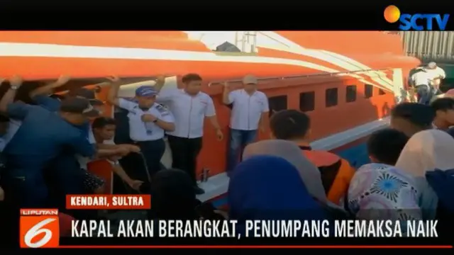 Walau Kapal Express Bahari sudah akan berangkat, namun para penumpang masih memaksa untuk masuk kapal yang sudah penuh.