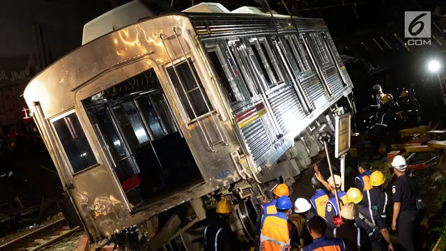 Proses Evakuasi KRL Anjlok Terus Dikebut
