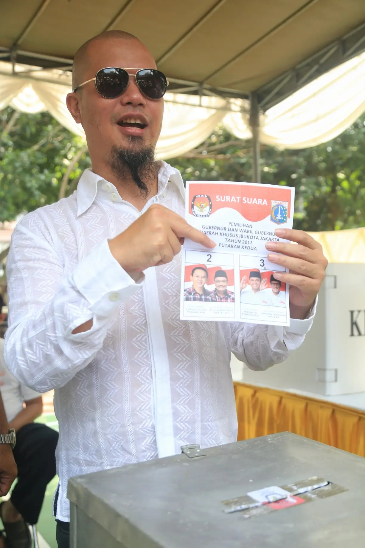 Ahmad Dhani saat melakukan pencoblosan pada Pilkada DKI 2017 putaran kedua. (Adrian Putra/Bintang.com)