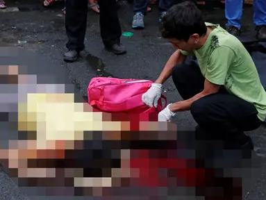 Seorang wanita berusia 47 tahun tewas usai ditembak orang tak dikenal di Manila, Filipina, Kamis (8/12). Kepolisian mengatakan Acielo merupakan salah satu 30 orang lebih yang dibunuh selama tiga hari terakhir terkait narkoba. (REUTERS/Erik De Castro)