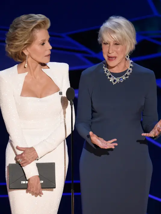 Aktris senior Jane Fonda dan Helen Mirren menjadi presenter pada malam penghargaan Piala Oscar 2018 di Dolby Theatre, Los Angeles, Minggu (4/3). Jane Fonda dan Helen Mirren membacakan pemenang aktor utama terbaik. (Chris Pizzello/Invision/AP)