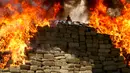 Sejumlah ganja dan obat terlarang saat dibakar di kamp Angkatan Daratan, Tijuana, Meksiko, (18/8/2015). Sebanyak 138,7 ton obat terlarang disita oleh pemerintahan Meksiko. (REUTERS/Jorge Duenes)