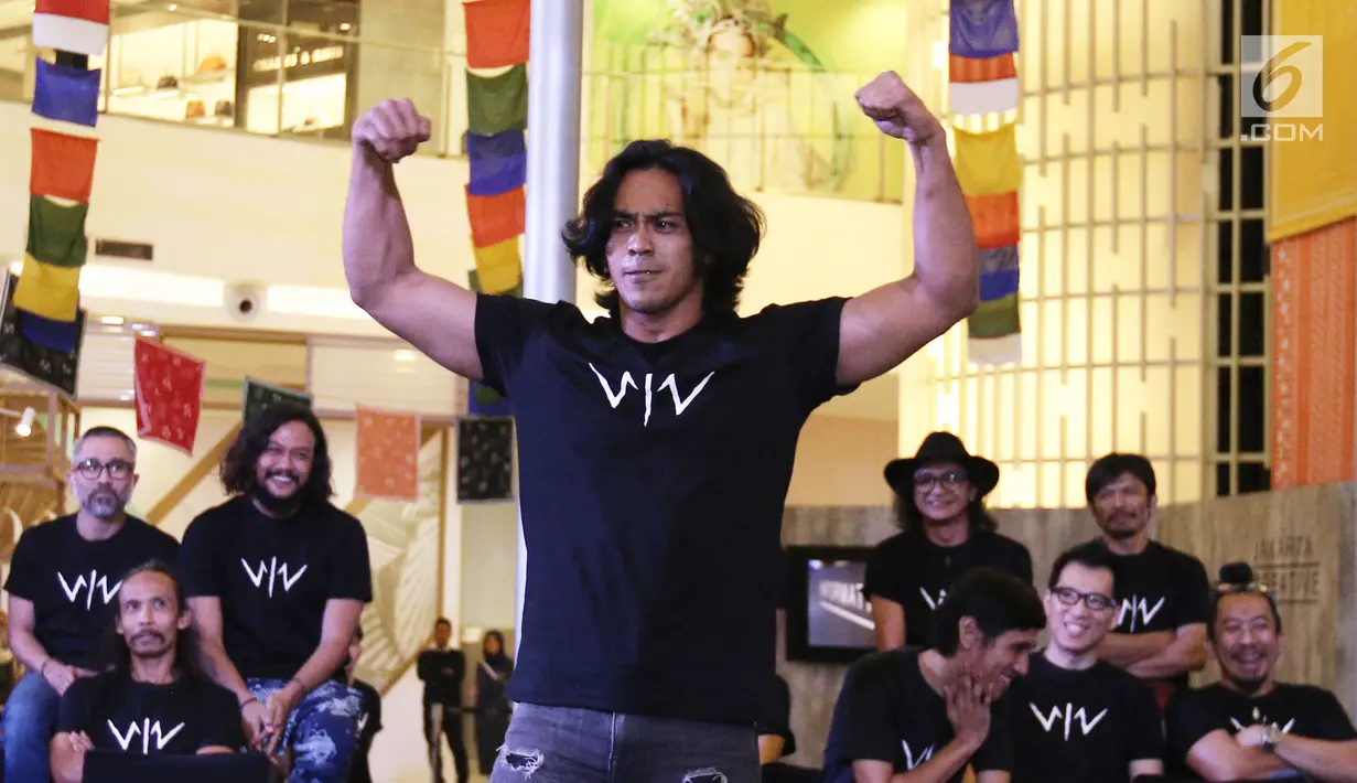 Pesinetron Dian Sidik dalam jumpa pers film layar lebar Wiro Sableng 212 di Senayan City, Jakarta, Rabu (16/8). Dalam film yang akan memulai proses shooting pada 21 Agustus 2017 itu Dian Sidik memerankan Kalingundil. (Liputan6.cm/Herman Zakharia)