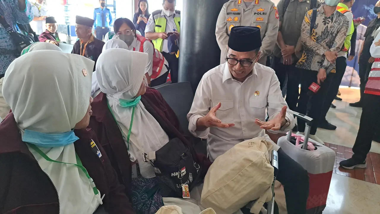 Menteri Perhubungan Budi Karya Sumadi meninjau keberangkatan ratusan jemaah haji di Terminal 2 Bandara Internasional Soekarno Hatta, Rabu (23/5/2023).