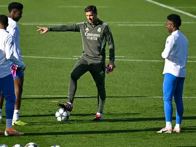 Pelatih Real Madrid asal Spanyol, Xabi Alonso, memberi isyarat selama sesi latihan jelang matchday 5 league phase Liga Champions 2025/2026 melawan Olympiakos FC di Real Madrid Sports City, Valdebebas, pada Selasa 25 November 2025. Real Madrid terus mematangkan persiapan mereka menjelang matchday kelima Liga Champions 2025/2026 melawan Olympiacos. (Javier SORIANO/AFP)