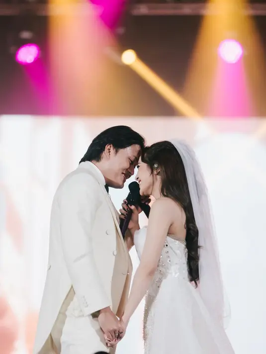 Foto yang satu ini sempat menghebohkan netizen, pasalnya pasangan Rizky Febian dan Mahalini Raharja tampil di atas panggung mengenakan busana pengantin berwarna putih. [Foto: Instagram/mahaliniraharja]