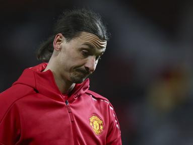 Bintang Manchester United, Zlatan Ibrahimovic merupakan salah satu pemain yang masa kontraknya berakhir pada musim panas 2017 ini. Ibrahimovic tercatat menjalin kerjasama dengan Setan Merah hingga 30 Juni 2017. (AP/Dave Thompson)