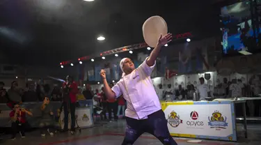 Seorang master pizza melakukan aksi selama Kejuaraan Pizza Argentina di Buenos Aires, Argentina, Selasa (7/6/2022). Pemenang yang terpilih sebagai &ldquo;Great Argentine Champion&rdquo; akan menjadi bagian dari tim Argentina di Kejuaraan Pizza Dunia 2023 di Parma Italia. (AP Photo/Rodrigo Abd)