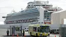 Sebuah bus membawa penumpang kapal pesiar Diamond Princess yang dikarantina di sebuah pelabuhan di Yokohama, Jepang, Rabu (19/2/2020). Hingga saat ini, empat dari 78 WNI di kapal pesiar Diamond Princess dinyatakan positif terinfeksi virus corona (COVID-19). (AP Photo/Eugene Hoshiko)