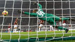 Kiper AC Milan, Gianluigi Donnarumma gagal menangkap bola yang ditendang pemain Juventus, Gonzalo Higuain pada lanjutan Serie A Italia di Stadion San Siro, Milan, Sabtu (28/10). Lewat Higuain, Juve memetik kemenangan dua gol tanpa balas. (AP/Luca Bruno)