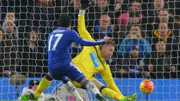 Pemain Chelsea,  Pedro (kiri) menceetak gol ke gawang Newcastle pada Lanjutan Liga Inggris pekan ke-26 di Stadion Stamford Bridge, London, MInggu (14/2/2016) dini hari WIB. (AFP/Glyn Kirk)