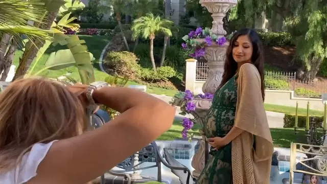 7 Potret Maternity Shoot Sarah Azhari di Los Angeles Ini Curi Perhatian