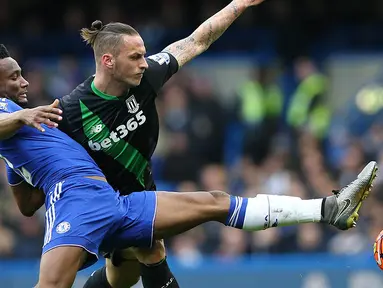 Gelandang Chelsea, John Obi Mikel, berebut bola dengan striker Stoke, Marko Arnautovic, pada laga Liga Premier Inggris di Stadion Stamford Bridge, Sabtu (5/3/2016). Kedua tim bermain imbang 1-1. (AFP/Justin Tallis)