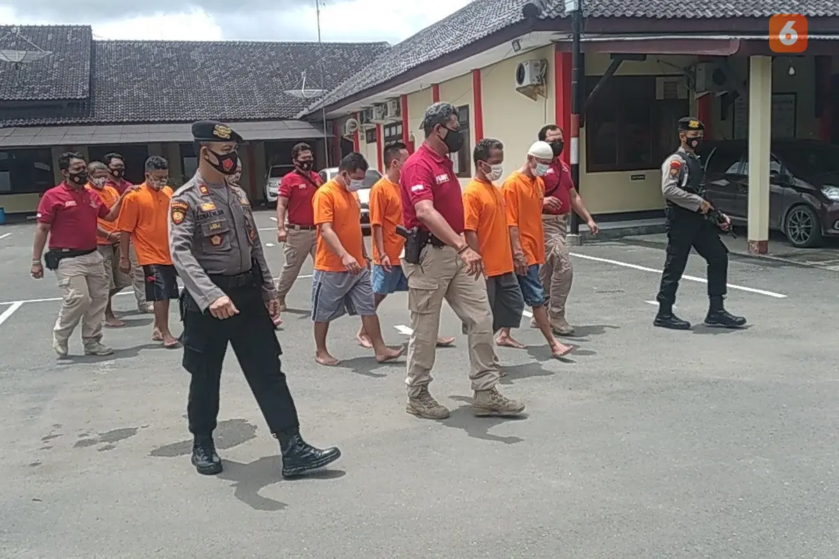 Tim Resmob Polres Blora saat menggiring sejumlah pelaku tindak kriminal di wilayah hukum Kabupaten Blora, Jawa Tengah. (Liputan6.com/Ahmad Adirin)