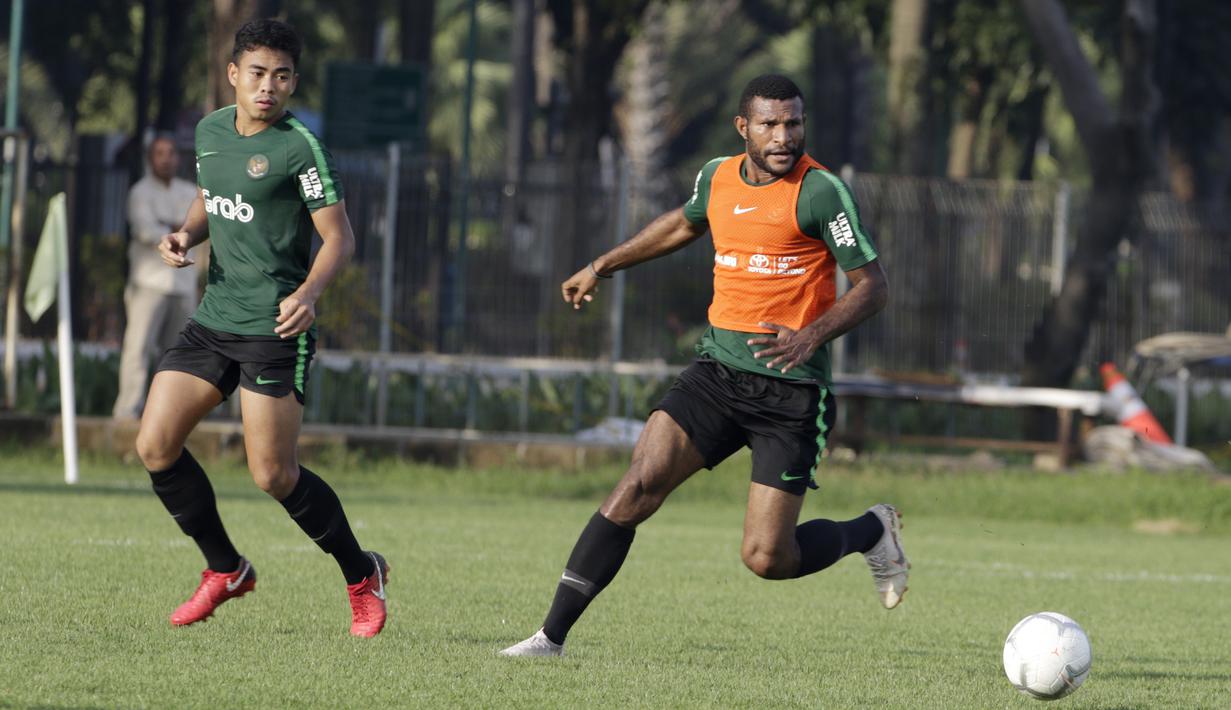 Pemain Timnas Indonesia U-22, Marinus Wanewar, menggiring bola saat latihan di Lapangan ABC, Senayan, Jakarta, Jumat (11/1). Latihan sekaligus seleksi pemain ini untuk persiapan turnamen Piala AFF U-22. (Bola.com/M Iqbal Ichsan)