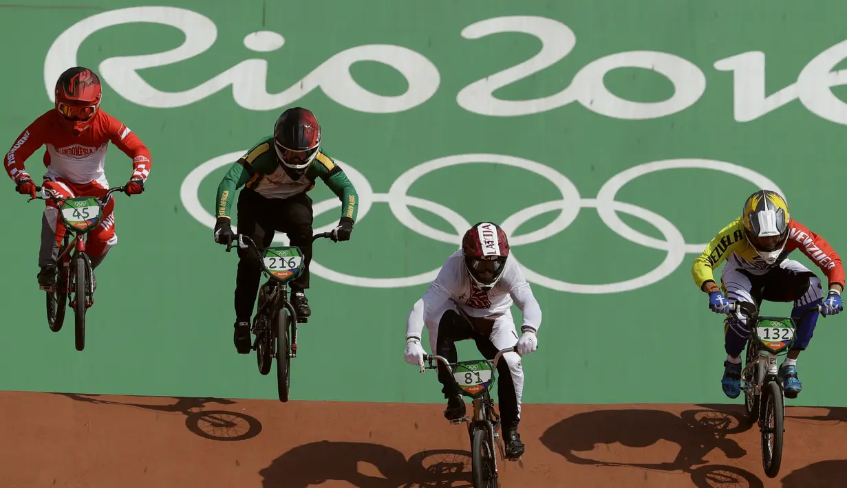 Toni Syarifudin (kiri) saat tampil percaya diri menghadapi lawan-lawan dari negara lain pada ajang  BMX kategori BMX Seeding Phase Runs putra di Olympic BMX Centre - Rio de Janeiro, Brasil (17/08/2016). (AP Photo/John Locher)
