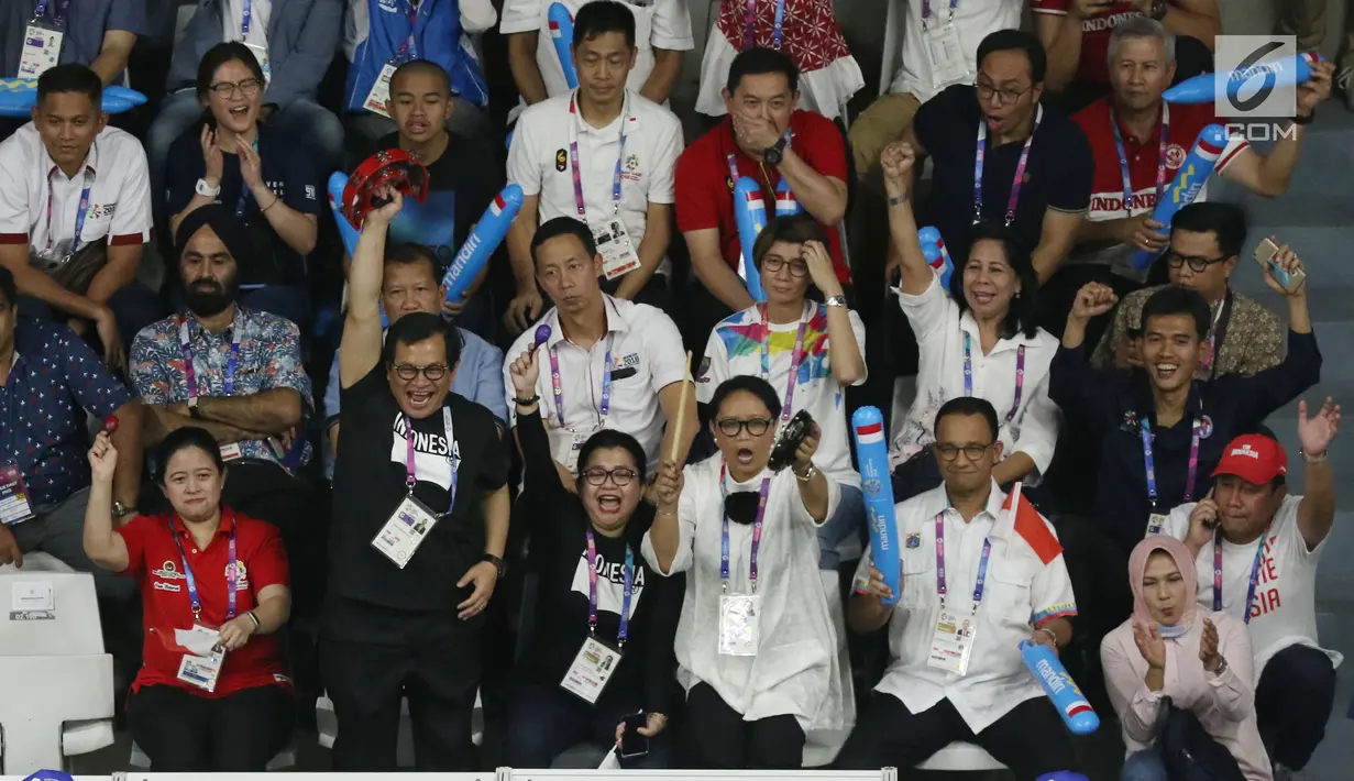 Sekretaris Kabinet, Pramono Anung (kedua kiri) bersama sejumlah menteri kabinet kerja meluapkan ekspresi saat menyaksikan final bulu tangkis putra perseorangan Asian Games 2018 di Istora GBK, Jakarta, Selasa (28/8). (Liputan6.com/Helmi Fithriansyah)