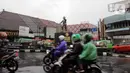 Kendaraan melintas di sekitar Patung Kapten Tubagus Muslihat, Simpang Jalan Kapten Muslihat, Kota Bogor, Jawa Barat, Senin (26/12/2022). Patung hasil karya seniman Yayat Darajat ini merekonstruksi wajah, tubuh dan perawakan pahlawan yang gugur di medan perang usai tertembak di Jembatan Merah. (Liputan6.com/Magang/Aida Nuralifa)