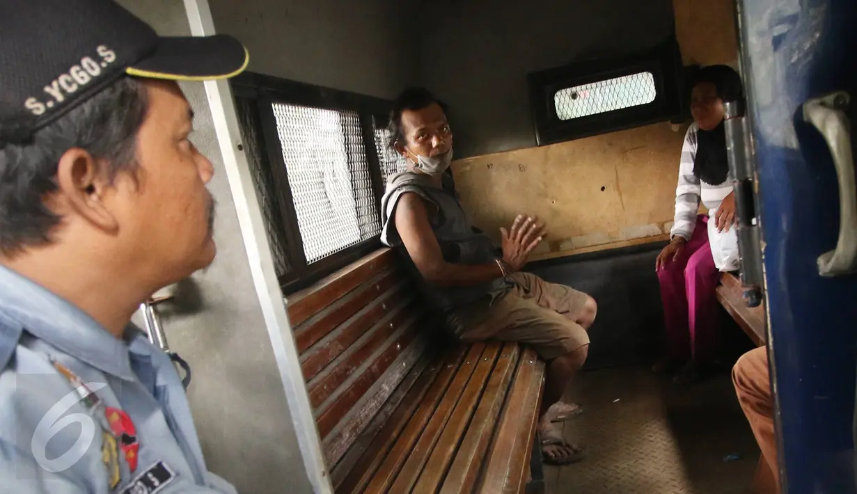 Sejumlah orang yang diduga pengemis dibawa Petugas Dinas Sosial di kawasan Pasar Minggu, Jakarta, Rabu (8/3). (Liputan6.com/ Immanuel Antonius)