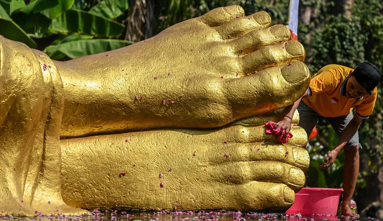 Pembersihan dilakukan dengan cara memandikan. (JUNI KRISWANTO/AFP)