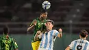<p>Pemain Timnas Mali U-17, Issa Traore (atas) memenangi duel udara dengan pemain Timnas Argentina U-17, Agustin Ruberto pada laga perebutan tempat ketiga Piala Dunia U-17 2023 di Stadion Manahan, Solo, Jumat (1/12/2023). (Bola.com/Bagaskara Lazuardi)</p>