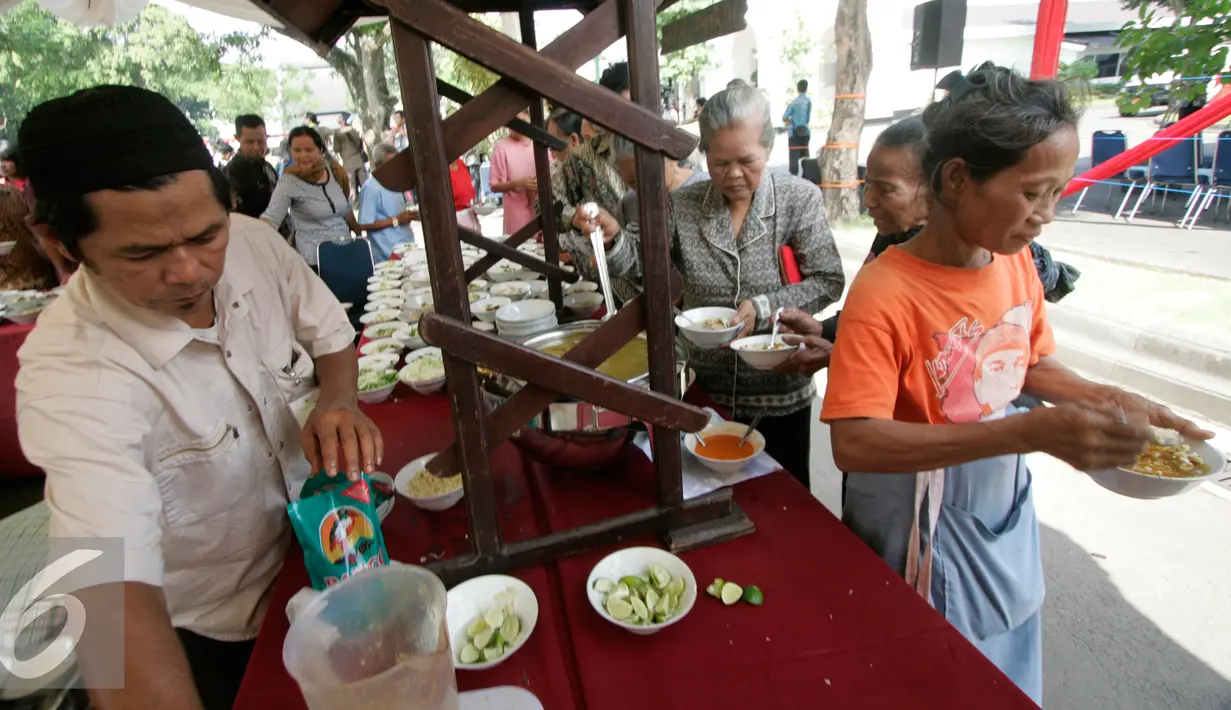Warga mengantre makan siang saat open house Presiden Jokowi di Istana Kepresidenan Gedung Agung, Yogyakarta, (9/7).  Open House yang di gelar oleh Presiden Jokowi ini diikuti oleh ribuan masyarakat yang berada di Yogyakarta. (Liputan6.com/Boy Harjanto)