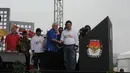 Hatta Rajasa tampak menyalami Ketua KPU, Husni Kamil Manik usai mendeklarasikan Kampanye Berintegritas di kawasan Monas (15/03/14) (Liputan6.com/Herman Zakharia)