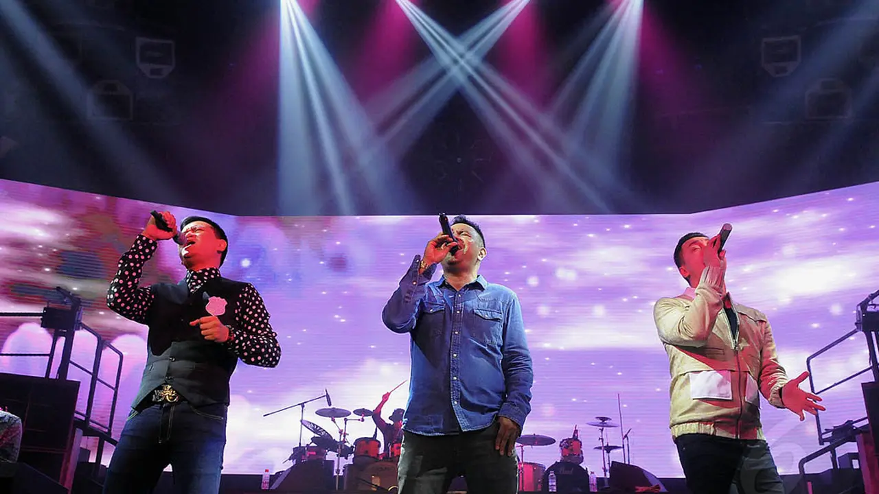Penampilan Romantis Kahitna di Colosseum Club