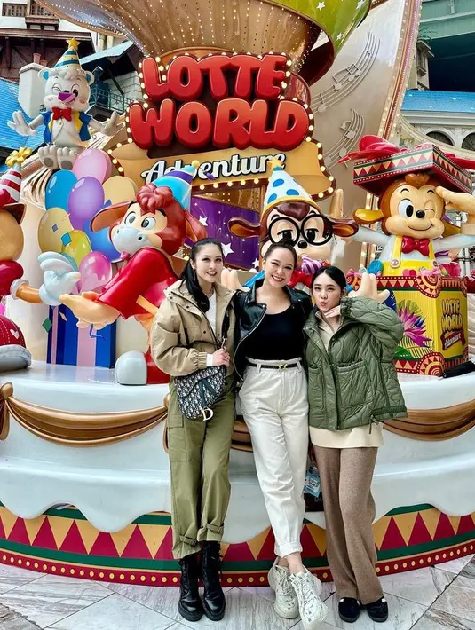 Memasuki akhir tahun, Sandra Dewi dan Yuanita Christian dan satu temannya memilih liburan ke Korea Selatan. Ketiga tampil kasual dengan busana musim dinginnya. [@sandradewi88]