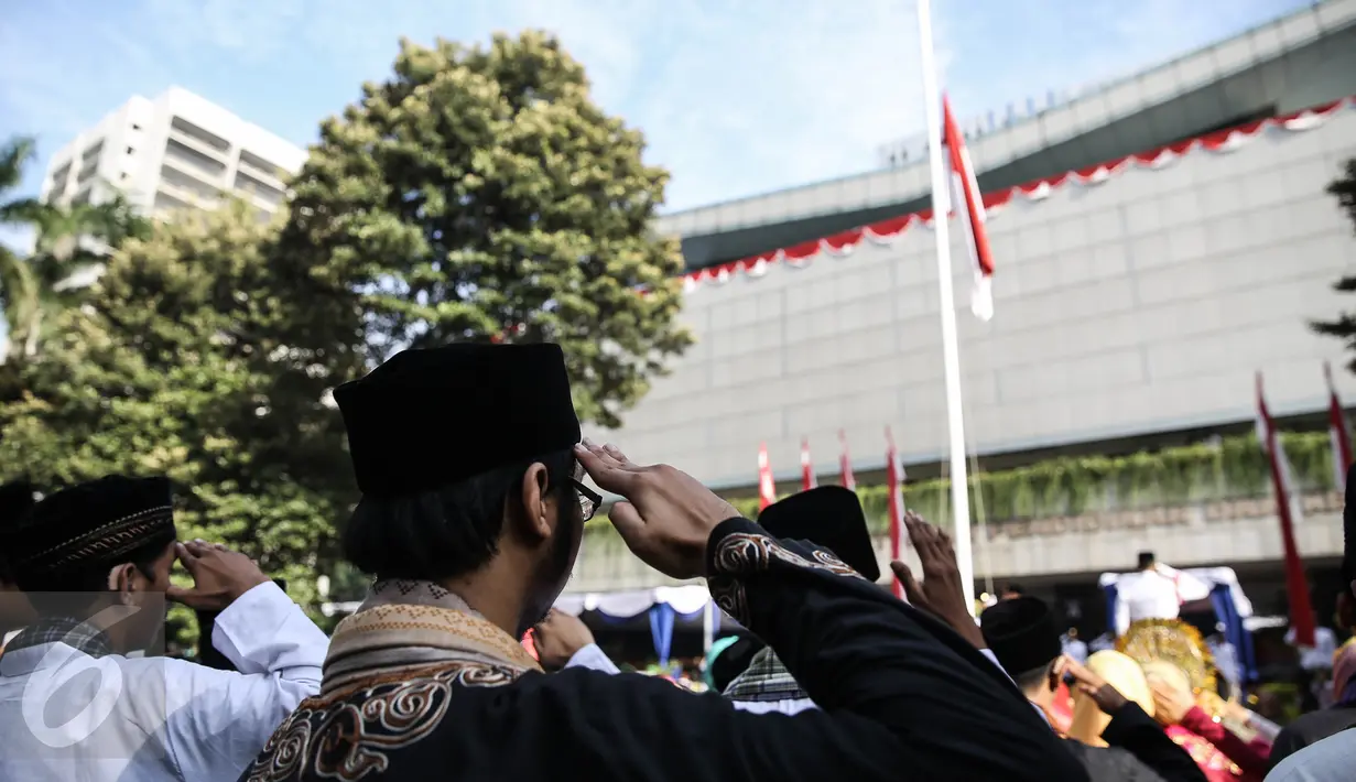 Sejumlah pegawai dan perwakilan pelajar dari berbagai sekolah mengikuti upacara peringatan Hari Pendidikan Nasional 2016 di halaman Kemendikbud, Jakarta, Senin (2/5).  Upacara dipimpin langsung oleh Mendikbud Anies Baswedan. (Liputan6.com/Faizal Fanani)