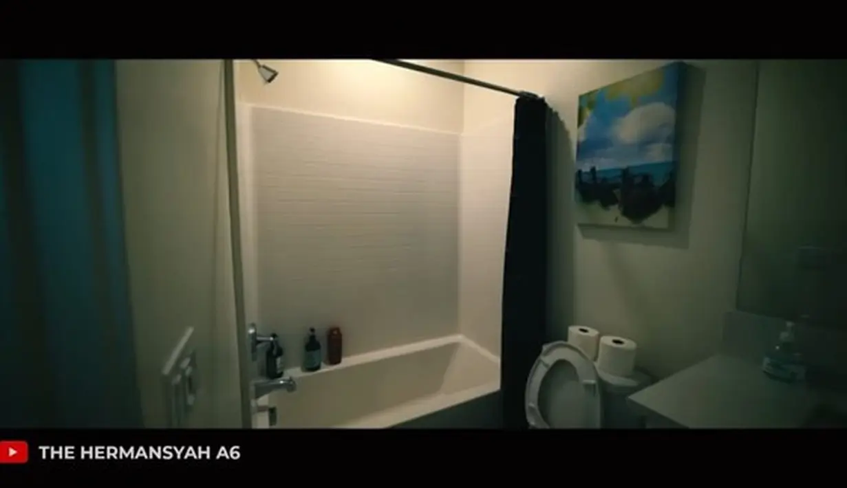 Bagian kamar mandi juga dibuat nyaman dan tak banyak memakan ruang.