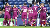 Para pemain Manchester City merayakan gol Leroy Sane (kiri) saat melawan West Bromwich pada lanjutan Premier League di Hawthorns, West Bromwich, (28/10/2017).  Manchester City menang 3-2. (AP/Rui Vieira)