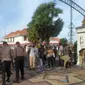 Aksi demo di depan Gedung Grahadi, Surabaya, Jawa Timur, Kamis (8/10/2020). (Foto: Liputan6.com/Dian Kurniawan)